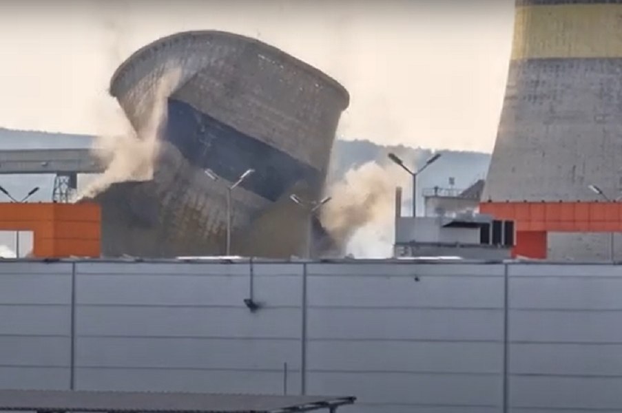 Un turn de răcire de la Azomureş, demolat prin implozie VIDEO
