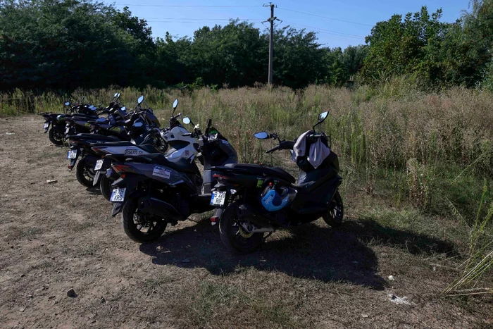 Vehiculele asiaticilor care fac baie în râul Ciorogârla la stăvilar