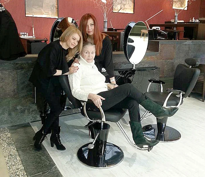 Februarie 2013. Fosta ei elevă, Nelly  Năstase, a dus-o la coafor