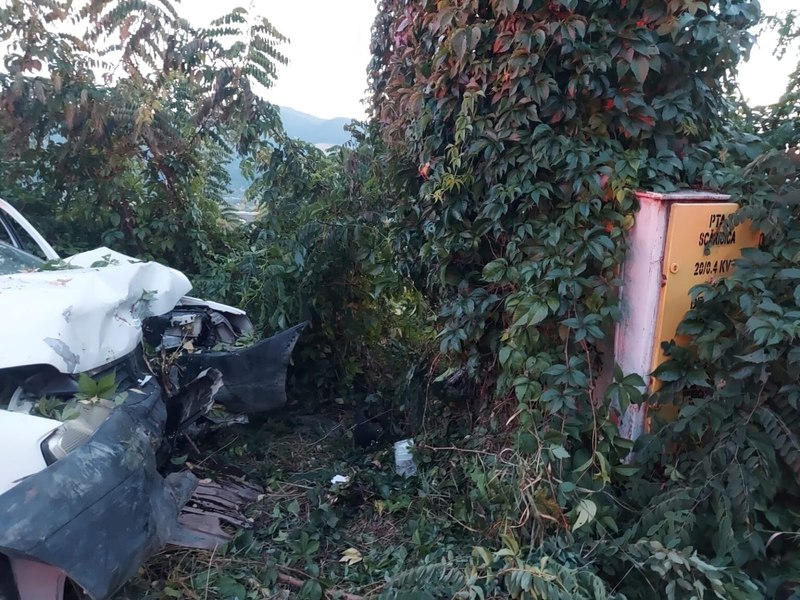 Șoferiță beată la volan, pe un drum din Neamţ. A intrat cu mașina într-un stâlp