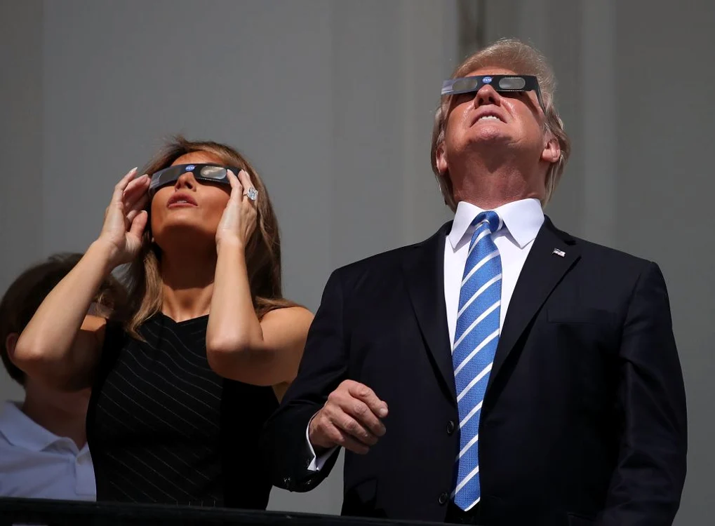 Melania a fost atentă și a purtat ochelarii de protecție pe tot timpul eclipsei
