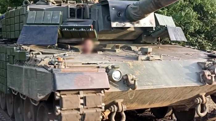 Leopard 2A4 a primit protecție reactivă suplimentară pe părțile laterale FOTO: NMFTE