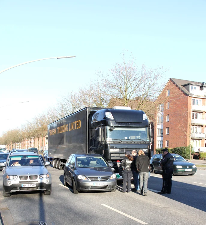 Camionul cu echipament de scena al lui Justin Bieber (FOTO: TNYF/WENN.com)