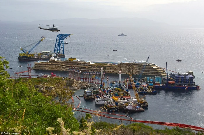 Costa Concordia a fost readusă în poziţie verticală. FOTO: Reuters