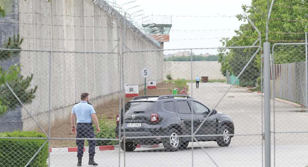 Doi poliţişti de la Penitenciarul Rahova, trimişi în judecată pentru tortură. I-au aplicat o „corecție” criminalului fetei ucise în Grădina Botanică din Craiova