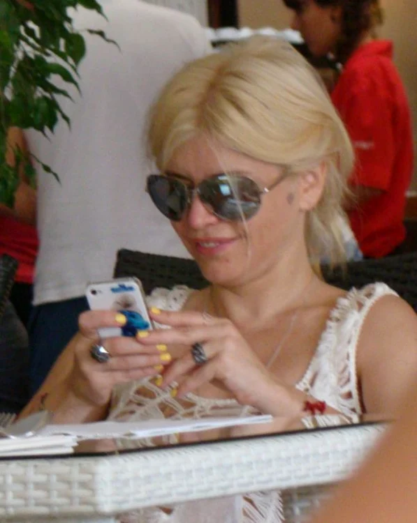Loredana Groza are o pată lângă ureche