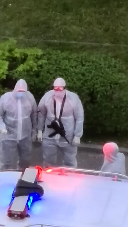 Poliţiştii craioveni, în echipamente de protecţie, cu arma la vedere, în timp ce transportau pacienţii cu Covid la spital FOTO / Ana Popescu
