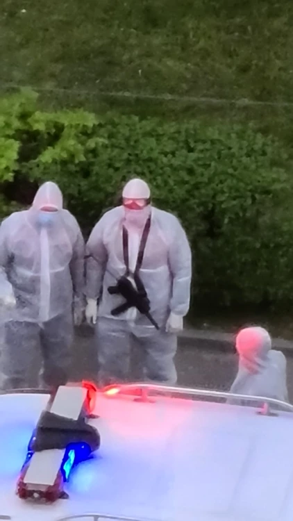 Poliţiştii craioveni, în echipamente de protecţie, cu arma la vedere, în timp ce transportau pacienţii cu Covid la spital FOTO / Ana Popescu