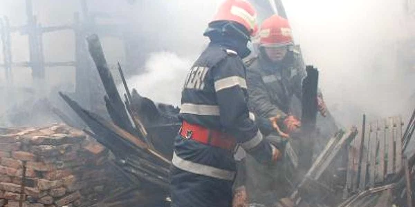 Pompierii au intervenit la trei incendii într-o singură noapte
