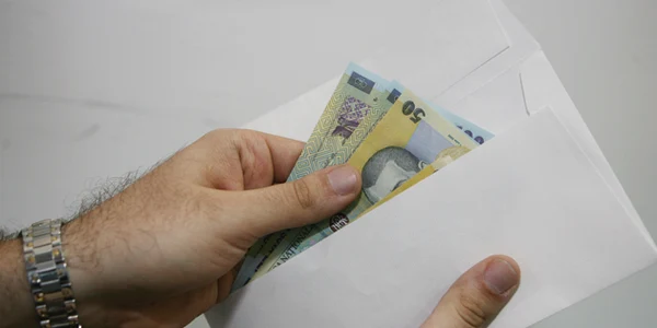 Vasluienii care ajung la spital trebuie să-şi pregătească plicul cu bani dacă vor să fie trataţi cu atenţie de personal