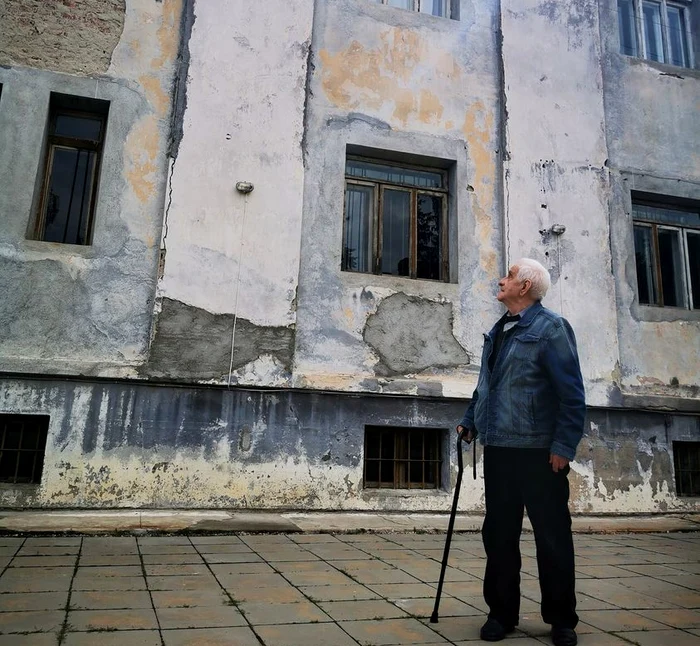 Demostene Andronescu, privind spre Închisoarea Pitești. FOTO Memorialul Închisoarea Pitești