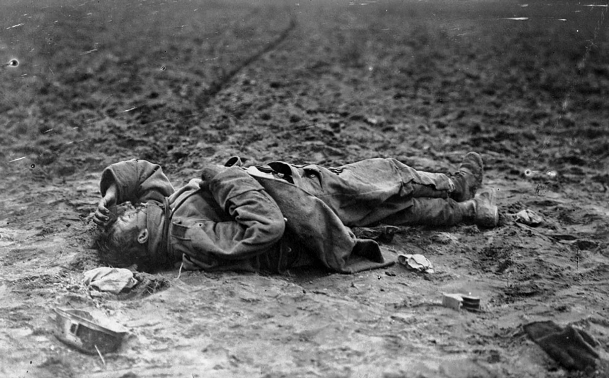 Un soldat australian,  căzut la datorie pe câmpul de luptă,  în 1915.