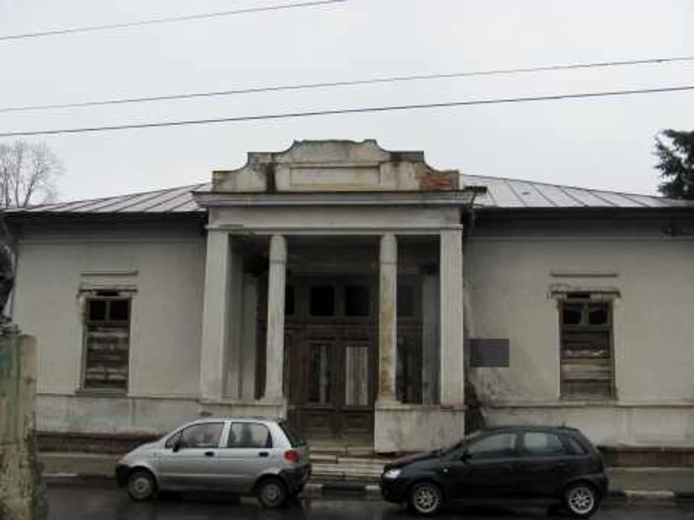 Clădirea în care activa stomatologia a devenit adăpost pentru oamenii străzii