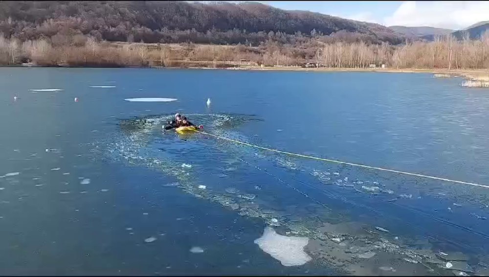 Imagini spectaculoase de la antrenamentul salvamontiștilor în condiții extreme. Au intrat într-un lac înghețat VIDEO 