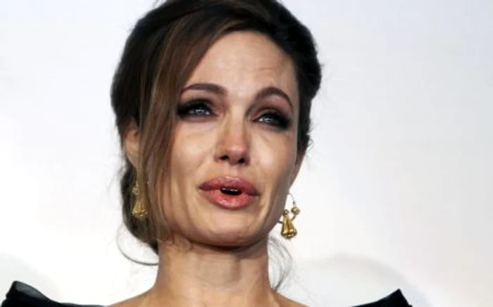 
    Angelia Jolie, în lacrimi la premiera filmului pe care l-a regizat  