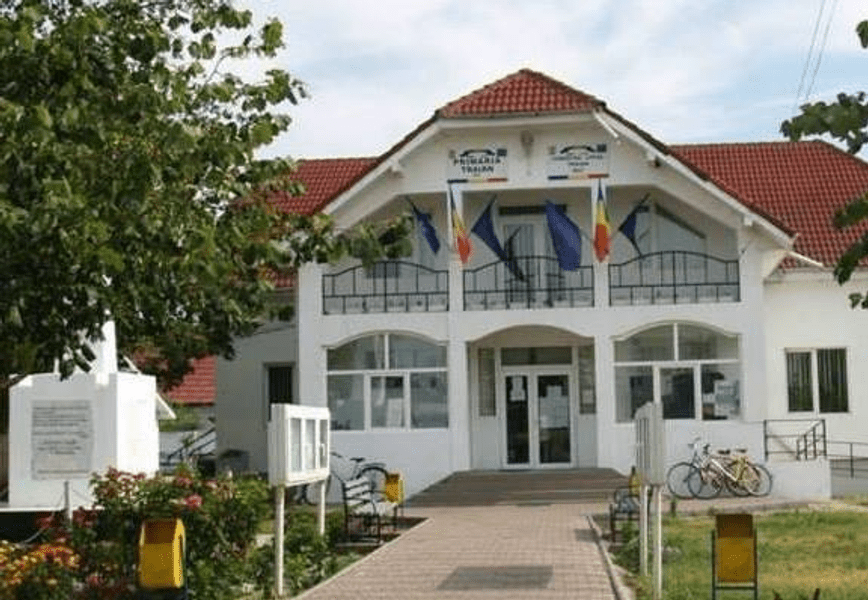 Fost primar din Olt, agresat în fața Primăriei. Edilul mergea la ședința de Consiliu Local 
