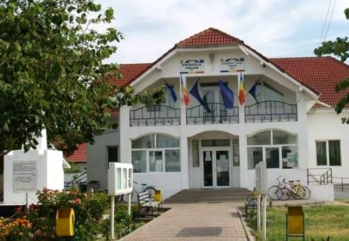 Evenimentul s-ar fi produs în fața Primăriei Traian FOTO: Facebook Comuna Traian Olt