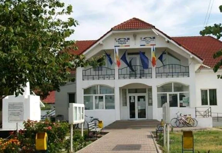 Evenimentul s-ar fi produs în fața Primăriei Traian FOTO: Facebook Comuna Traian Olt 