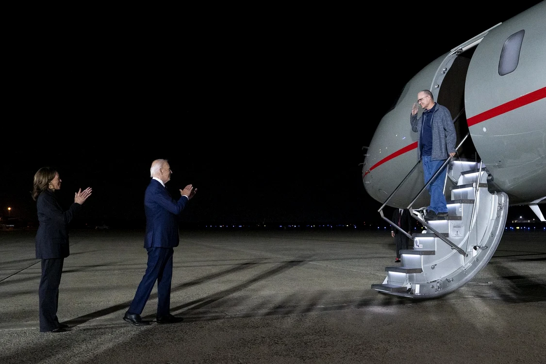 Președintele Joe Biden întâmpină prizonierii eliberați la Baza aeriană Andrews FOTO PROFIMEDIA