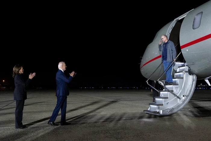 Președintele Joe Biden întâmpină prizonierii eliberați la Baza aeriană Andrews FOTO PROFIMEDIA