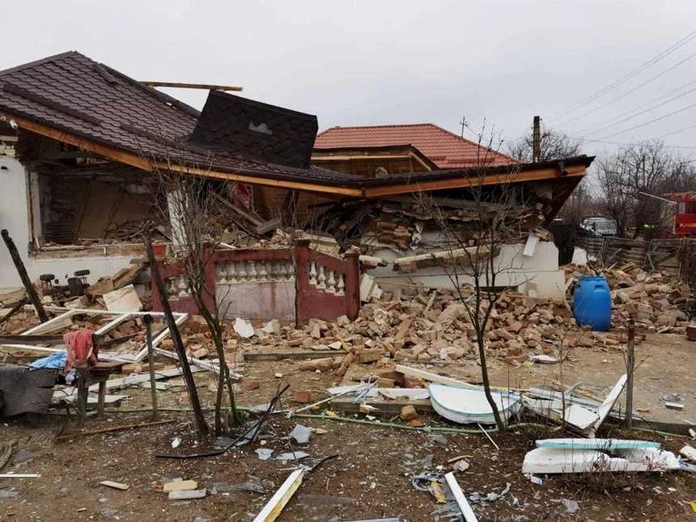 O explozie la o sobă într-o locuință din comună l-a rănit grav pe proprietar / foto: ISU Dolj