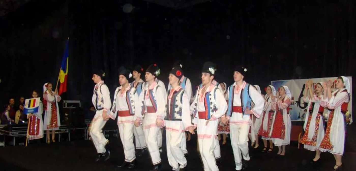 Grupul folcloric de dansuri populare „Florile Dobrogei“ al Colegiului Mircea cel Bătrân