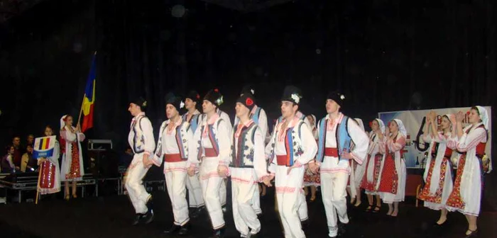 Grupul folcloric de dansuri populare „Florile Dobrogei“ al Colegiului Mircea cel Bătrân