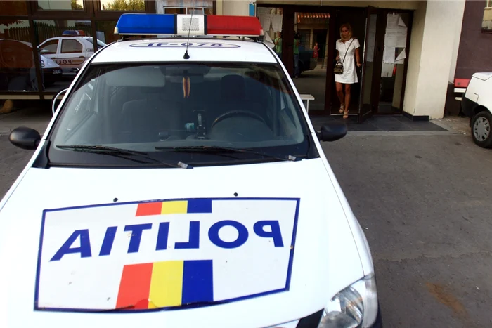 
    Poliţiştii i-au prins pe tineri imediat după ce au sustras cei 10.000 de lei (foto: arhivă)  