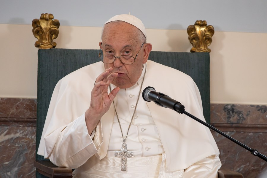Papa Francisc și-a anulat toate evenimentele după ce a fost internat în spital