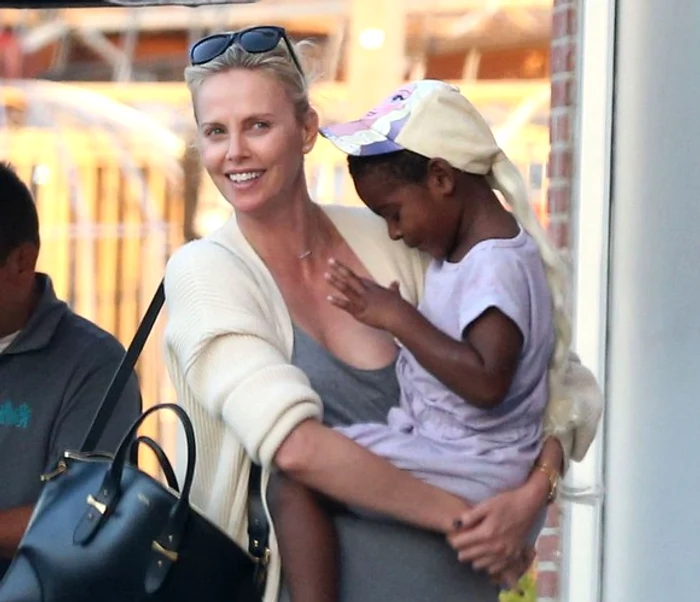 Charlize susține că „crește două fete”, pe Jackson și sora acestuia, August Foto: Arhivă Click!