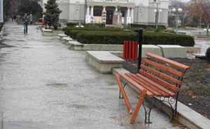 Bancă distrusă în zona Teatru