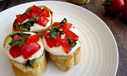 tartine branza rosii busuioc jpeg