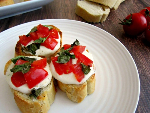 tartine branza rosii busuioc jpeg