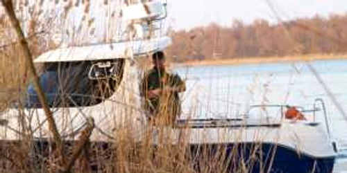 Suspecţi de furtul unei ambarcaţiuni de pe Lacul Snagov, depistaţi de poliţişti (foto: Garda de Coastă)