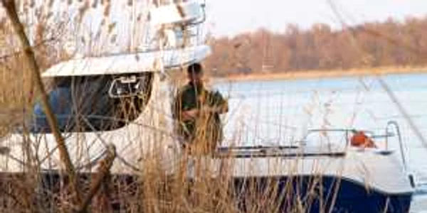 Suspecţi de furtul unei ambarcaţiuni de pe Lacul Snagov, depistaţi de poliţişti (foto: Garda de Coastă)