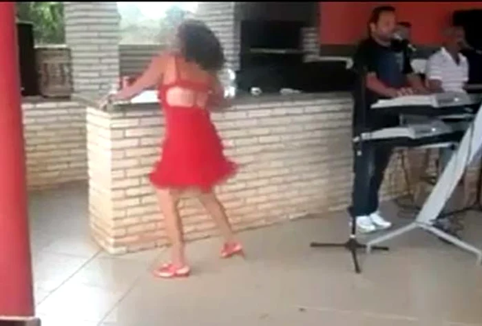 Femeia dansează într-un mare hal