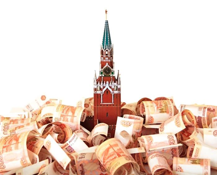 Turnul Kremlinului înconjurat de ruble făcute sul