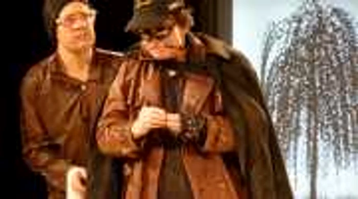 Scenă din „Aşteptându-l pe Godot” de Samuel Beckett