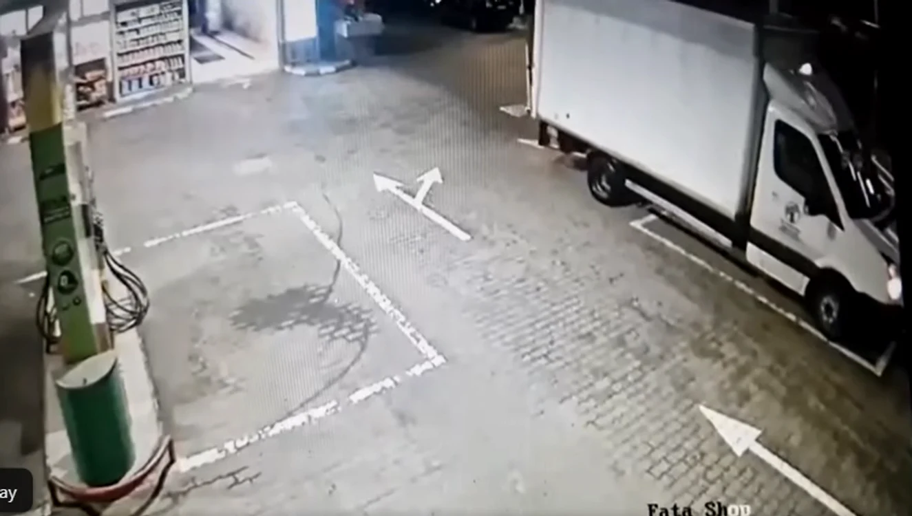 Hoții au fost ajutați de șoferul camionului / captură: Facebook