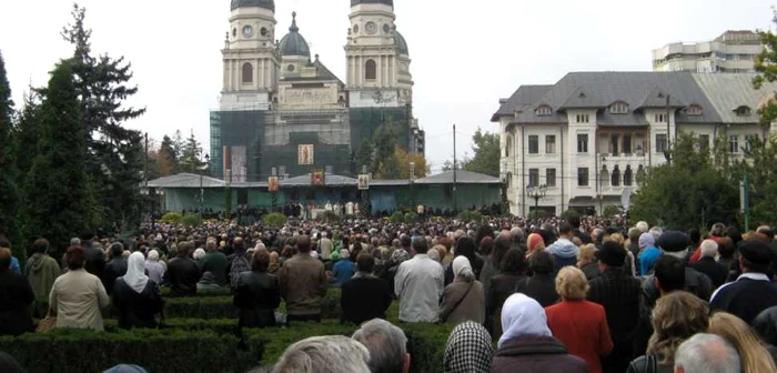 În jur de 50.000 de oameni au ajuns la Iaşi pentru a se închina la Sfântă FOTO Adevărul