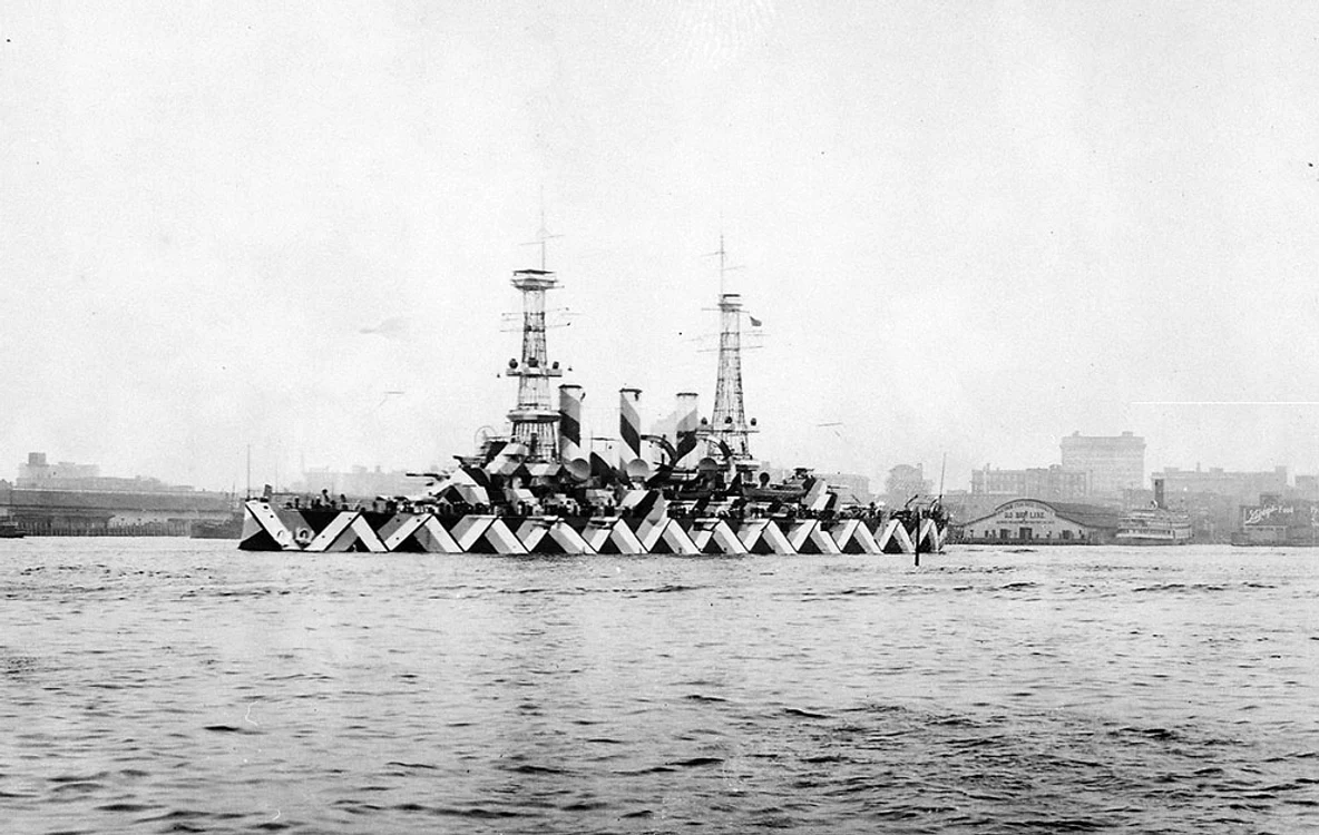 
USS Nebraska,  o navă de război americană,  camuflată cu desene,  în Norfolk,  Virginia,  pe 20 aprilie 1918. Acest tip de camuflaj era folosit pentru ca inamicul să nu poată calcula mărimea sau viteza navei,  precum şi direcţia în care se îndrepta.