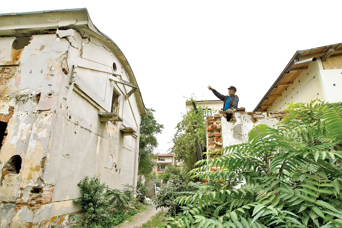 
    Gheorghe Gheajă  se teme că ruina se va  prăbuşi peste casa luiFotografii: David Muntean   