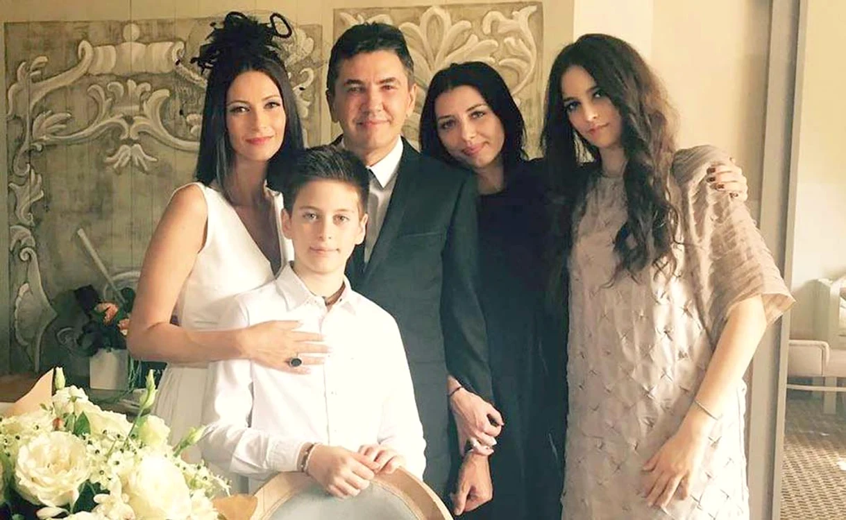 
    La cununia civilă au  fost prezenţi cei  doi copii ai Andreei,  dar şi fiica lui  Constantin Stan  