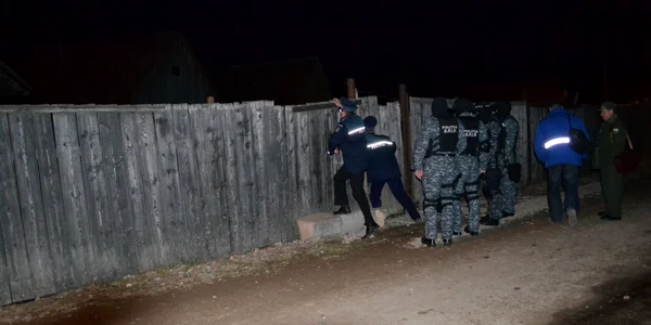 Rromii au fost treziţi din somn de mascaţi Foto. Poliţia Braşov
