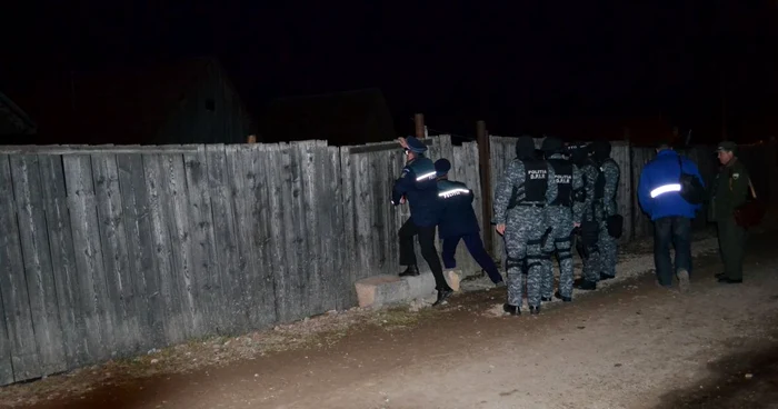 Rromii au fost treziţi din somn de mascaţi Foto. Poliţia Braşov