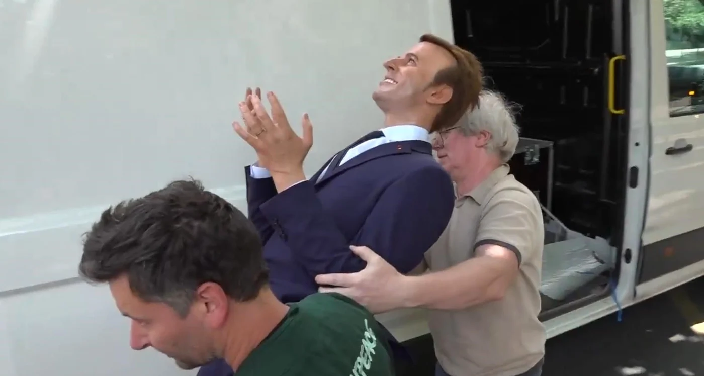 Statuia de ceară a lui Macron a fost "plantată" în faţa Ambasadei Rusiei. FOTO: captură video