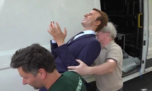 Statuie Emmanuel Macron, captura video jpg