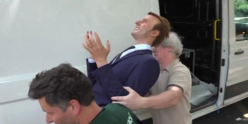 Statuie Emmanuel Macron, captura video jpg