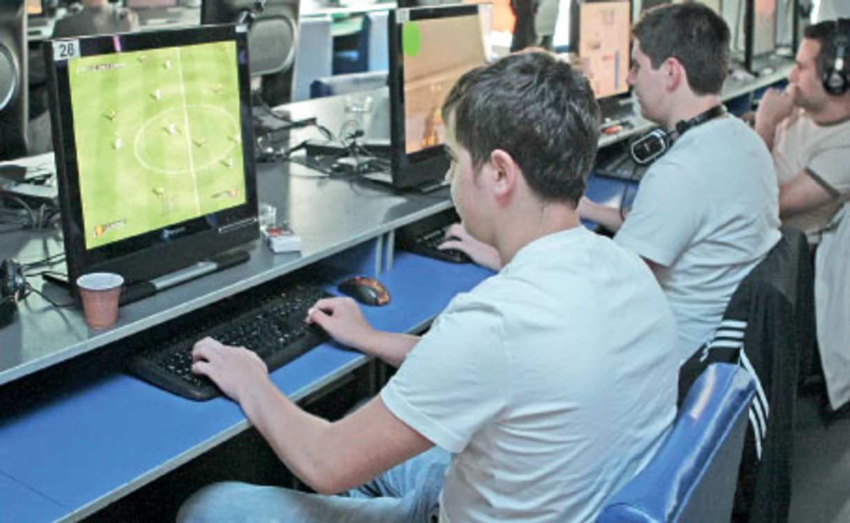 
    Fie că o fac acasă sau la internet-cafe, românii nu renunţă la marea lor pasiune, jocurile video  