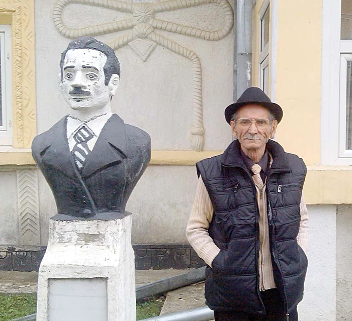 Dumitru Răchită are 79 de ani, dar statuia îl înfățișează pe când avea 30 de ani